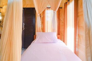 Standard Twin Room | Desk, free WiFi