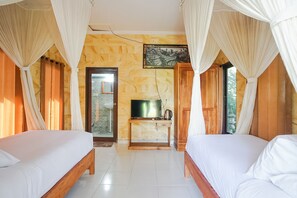 标准双床房 | 办公桌、免费 WiFi