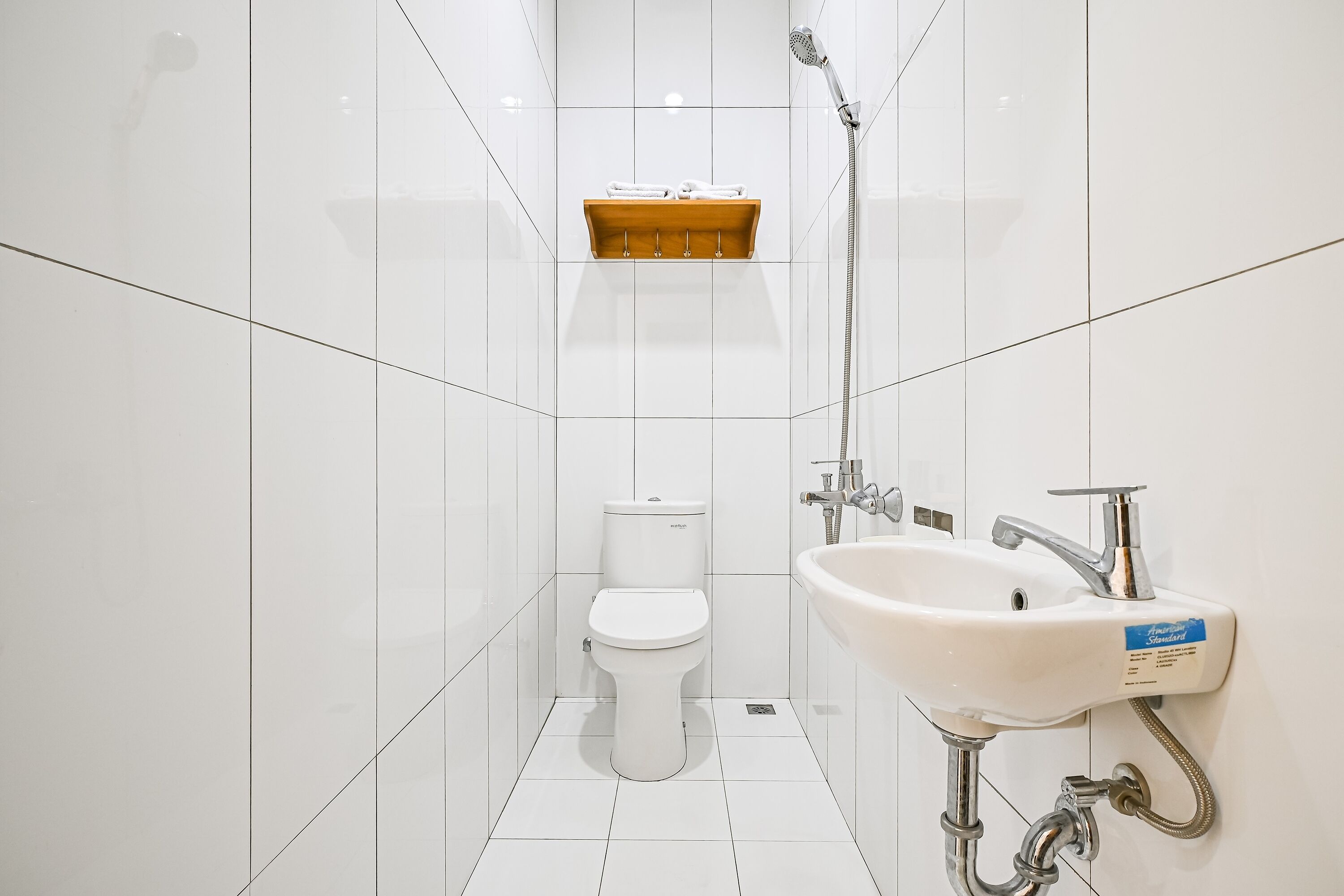 Shower, rainfall showerhead, free toiletries, slippers