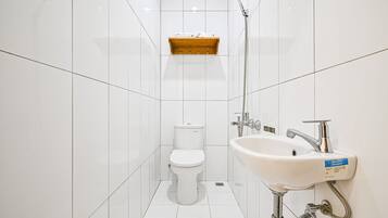 Shower, rainfall showerhead, free toiletries, slippers