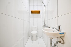 Shower, rainfall showerhead, free toiletries, slippers - Bangreng Inn (Bandung)