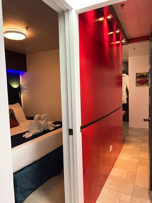 2 bedrooms, WiFi, bed sheets - 2 Bedroom with Jacuzzi (Lapu-Lapu City)
