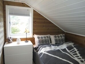 3 bedrooms, desk, WiFi