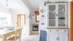 Kühlschrank, Ofen, Kochgeschirr/Geschirr/Besteck