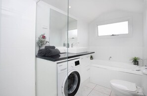 Shower, jetted bath, hair dryer, towels - Anchors down on pearson
 (Williamstown)