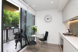 Geladeira, micro-ondas, fogão, cooktop