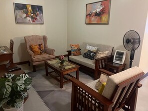 Apartamento conforto | Área de estar | Smart TV 24 polegadas com canais digitais