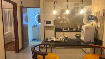 Comfort Apartment | Private kitchen | Fridge, microwave, cookware/dishes/utensils