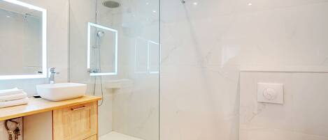 Dusj, hårføner, håndklær og såpe