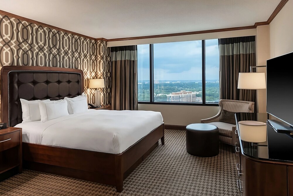 Your Urban Getaway! 3 Relaxing Units, Indoor and Outdoor Pool, Pet