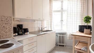 Departamento Confort | Cocina privada | Refrigerador, microondas, horno y parrilla de estufa
