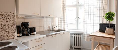Comfort Apartment | Private kitchen | Fridge, microwave, oven, stovetop