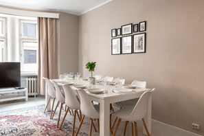 Comfort appartement | Woonruimte | Een 36-inch televisie met kabelzenders