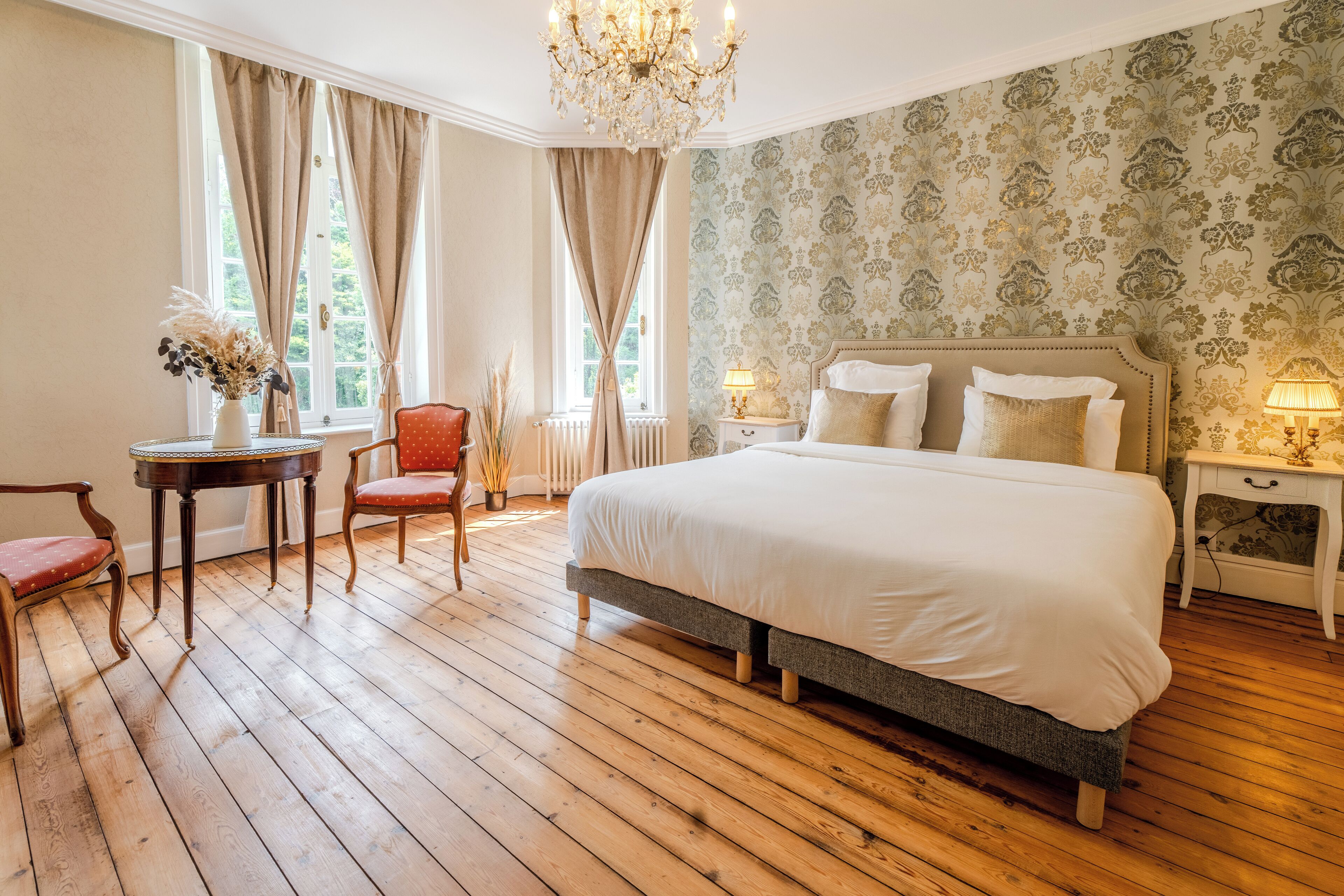 로맨틱 스위트 | 고급 침구, 메모리폼 침대, 각각 다른 스타일의 인테리어, 각각 다르게 가구 비치