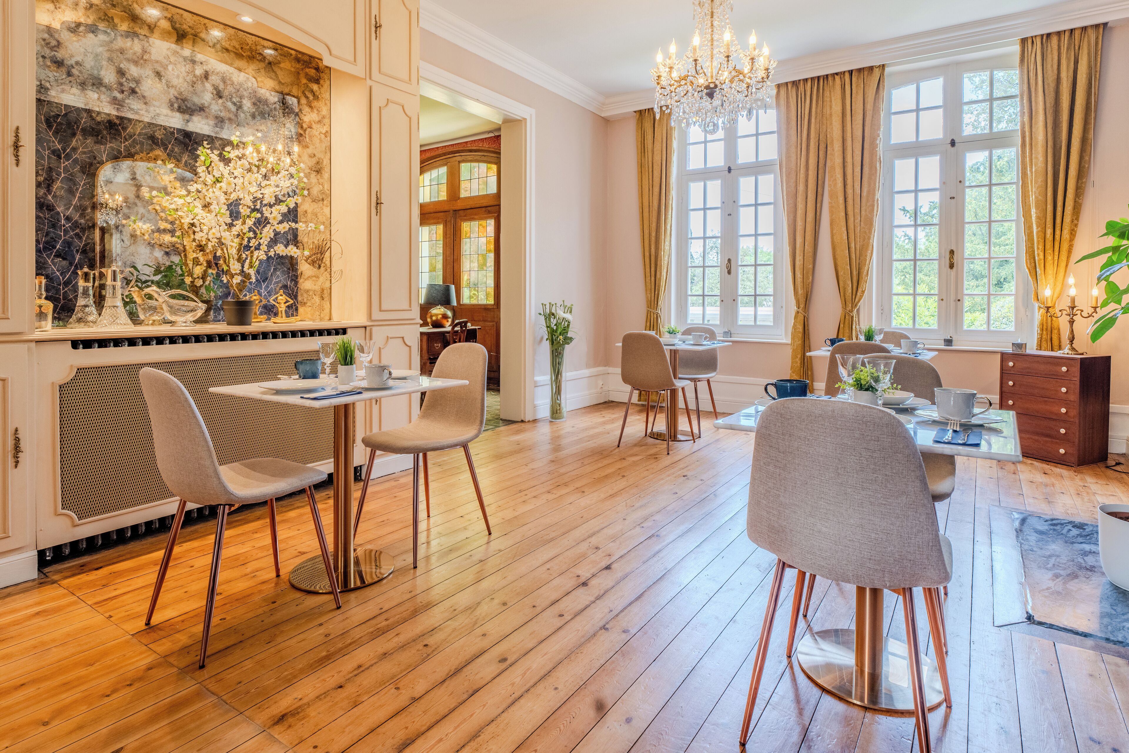 Free daily buffet breakfast