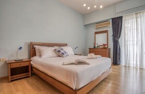 3 bedrooms, iron/ironing board, WiFi - Entire rental unit is available to you hosted by Sarah in Badaro. Enjoy! (Bayrut)