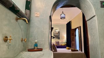 Superior Quadruple Room | Bathroom | Shower, hair dryer, towels, soap