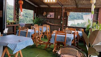 2 restaurants, dinner served, Thai cuisine