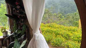 Romantic Studio Suite, Hill View | Living area - Phu Morinn Cafe & Camping (Mae Rim)