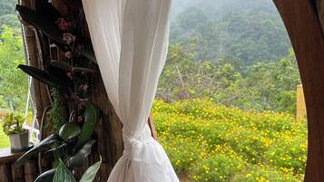 Romantic Studio Suite, Hill View | Living area