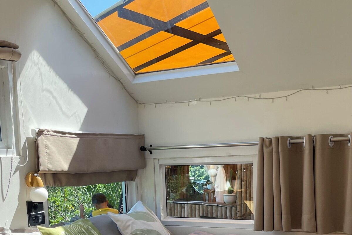 Suite monolocale Romantica, vista collina | Una scrivania, tende oscuranti, Wi-Fi gratuito, con stile personalizzato
