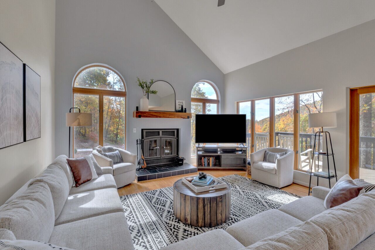 Una Smart TV, una chimenea, un reproductor de DVD, un futbolín