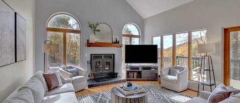 TV connectée, cheminée, lecteur de DVD, baby-foot