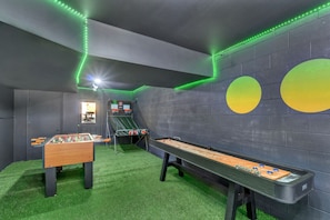 Games room - Spacious, private, four-season home built on mountainside with great proximity to Wintergreen, breweries, cideries, and hiking (Roseland)