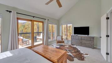 5 bedrooms, desk, iron/ironing board, travel crib