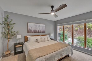 5 dormitorios, escritorio, tabla de planchar con plancha y cuna de viaje