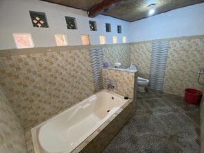 Deluxe Double Room | Bathroom | Soap, shampoo, toilet paper - Desa Bahasa Syariah (Borobudur)