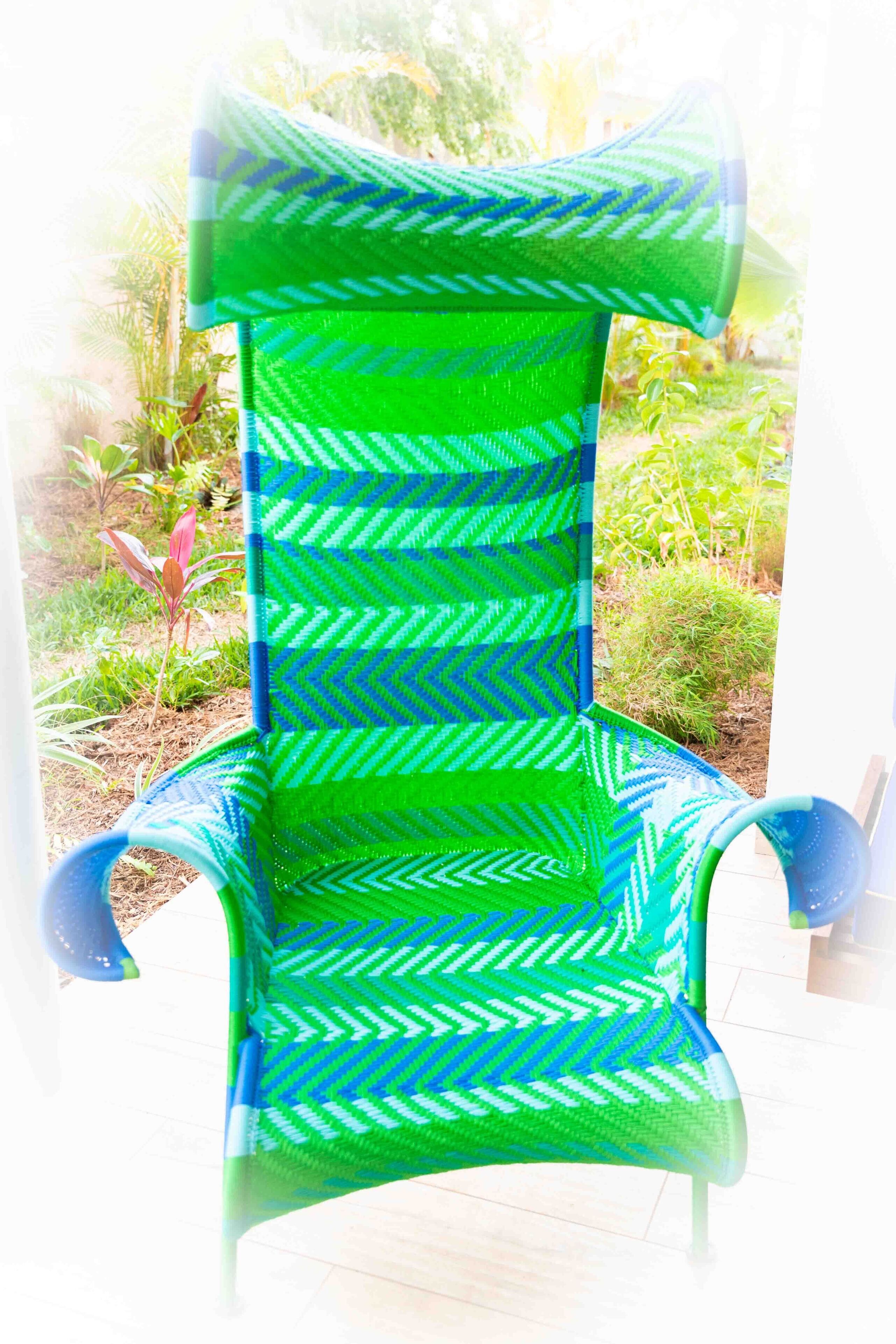 Una silla con un estampado verde y azul en zigzag.