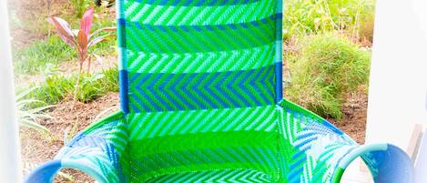 Una silla con un estampado verde y azul en zigzag.