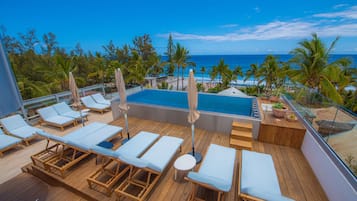 Een buitenzwembad, parasols voor strand/zwembad