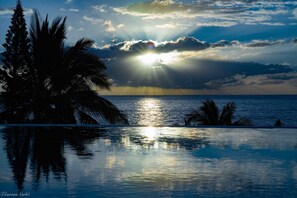 Outdoor pool, pool umbrellas, sun loungers - Boutik Hotel 2A (Saint-Paul)