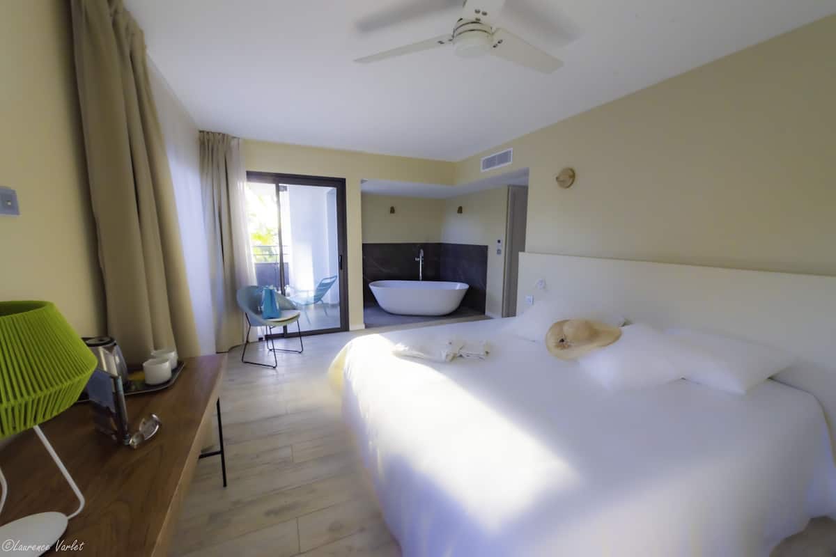 SUPÉRIEURE AVEC BAIGNOIRE | Biancheria da letto di alta qualità, minibar, una cassaforte in camera
