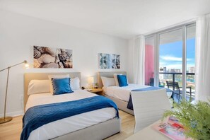 Desk, iron/ironing board, travel cot, WiFi - Relax in Studio with Balcony-Near Beach (Hallandale Beach)