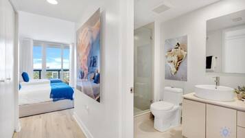 Een bureau, een strijkplank/strijkijzer, reisbedje, wifi