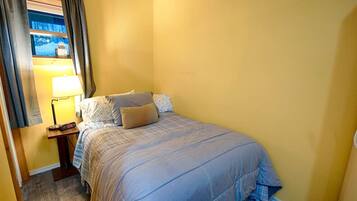 1 bedroom, desk, iron/ironing board, WiFi