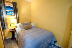 1 makuuhuone, työpöytä, silitysrauta/-lauta, Wi-Fi