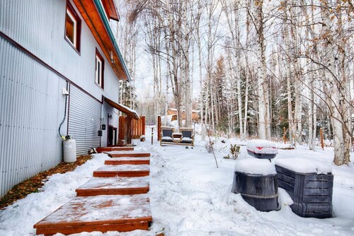 Cozy Basement Apartment & Executive Retreat