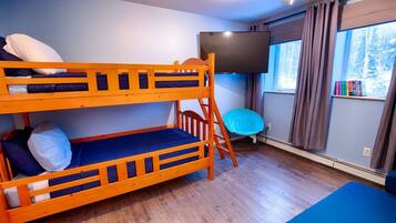 2 makuuhuonetta, työpöytä, silitysrauta/-lauta, vauvan matkasänky