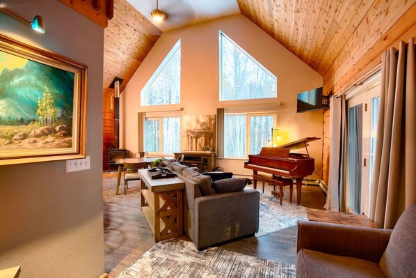 TV, offices - Corporate Cabin Aurora Refuge (Fairbanks, AK)