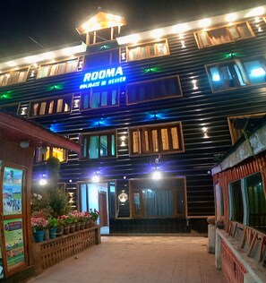 ด้านหน้าที่พัก - ตอนเย็น/กลางคืน