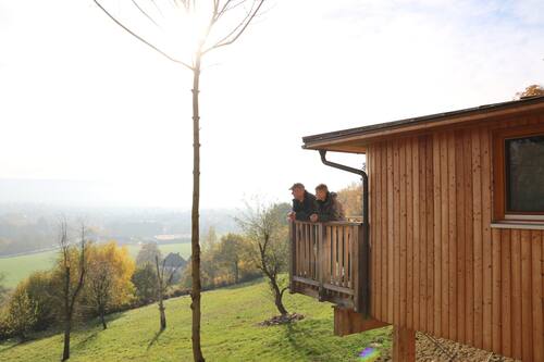 Casa sull'albero Comfort, accessibile ai disabili (Ahornhöhe) | Biancheria da letto ipoallergenica, postazione laptop, tende oscuranti