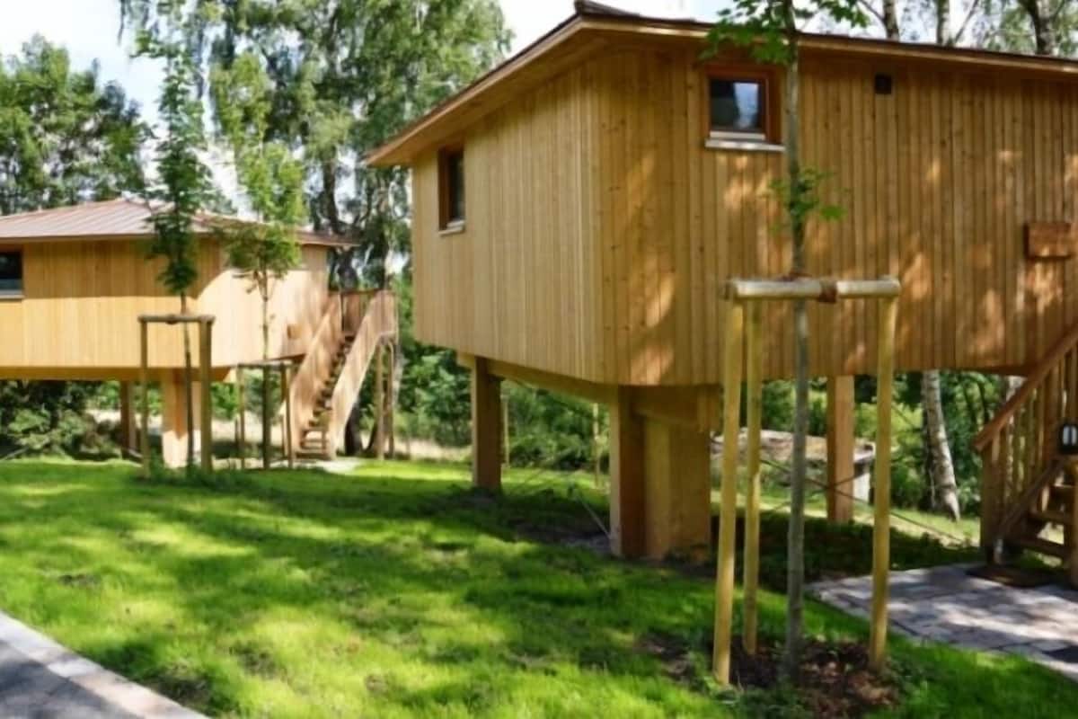 Eine Holzhütte mit einer Treppe, die zu einer Terrasse führt.