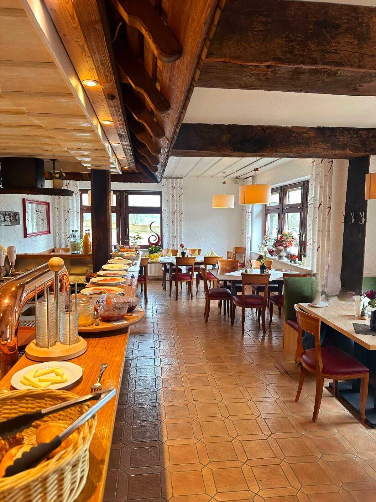 Desayuno buffet diario (EUR 10 por persona)