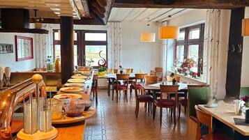 Tägliches Frühstücksbuffet (10 EUR pro Person)