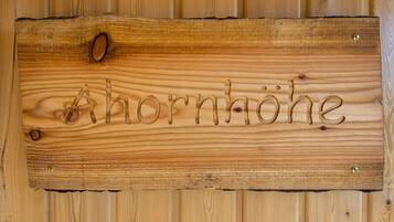 A wooden sign with the text "A hornhöhe" carved into it.