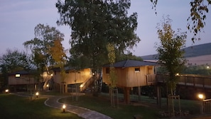 Hypo-allergenic bedding, laptop workspace, blackout curtains - Hotel Waldquelle - Baumhaushotel Aerzen (Aerzen)